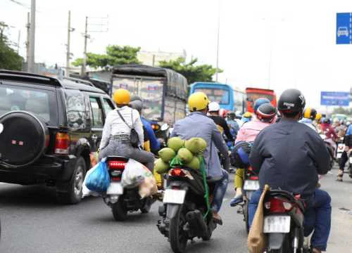 Sau Tết, mọi người "vét" hết đồ quê mang lên thành phố