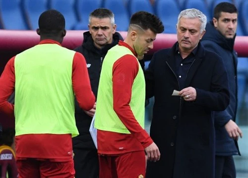 Cầu thủ Roma tính ra đi vì chán bị Mourinho mắng mỏ