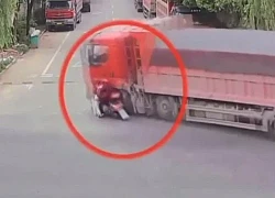 Clip: Xe tải đè nát xe máy, người phụ nữ thoát chết trong gang tấc