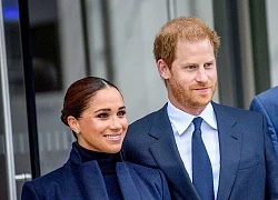 Đang trò chuyện vui vẻ, Meghan đột ngột có hành động kém tinh tế khiến Harry "muối mặt" không nói nên lời