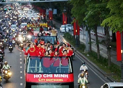 ĐT nữ Việt Nam cực vui khi diễu hành khắp TP.HCM trên xe buýt 2 tầng sau khi giành vé dự World Cup 2023