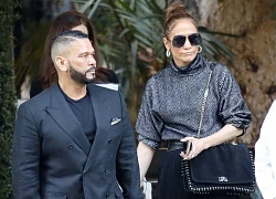 Jennifer Lopez thanh lịch đi ăn trưa cùng quản lý riêng sau buổi ra mắt phim "Marry me"