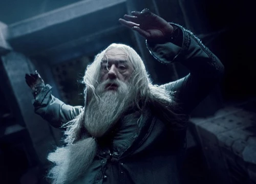 Khoảnh khắc chạnh lòng biến Harry Potter thành kẻ vô ơn: Bỏ quên cụ Dumbledore trong lúc "dầu sôi lửa bỏng", bảo sao bị fan trách!