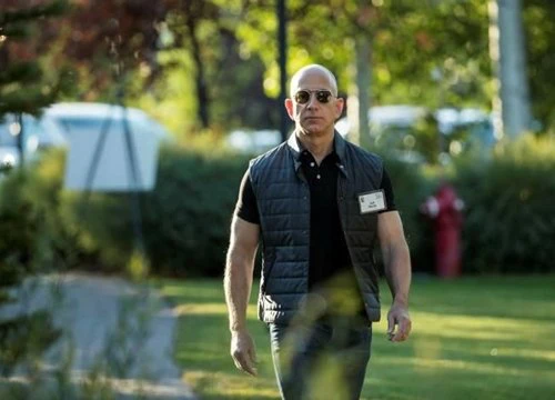 Gu thời trang kỳ quặc của tỷ phú Jeff Bezos