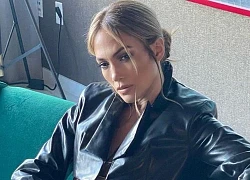 Người may váy cắt xẻ cho Jennifer Lopez