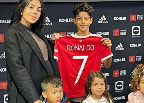 Ronaldo Junior ký hợp đồng với Man United