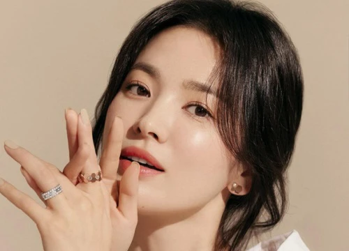 Sau 2 ngày tình cũ Hyun Bin tuyên bố cưới Son Ye Jin, Song Hye Kyo đã có động thái đầu tiên