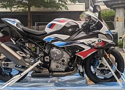 Siêu mô tô BMW M 1000 RR giá 1,6 tỷ đồng về Việt Nam: Cánh gió carbon hầm hố, lô đầu 6 chiếc đã có chủ