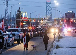 Toàn cảnh tắc nghẽn trên tuyến đường thông thương huyết mạch giữa Mỹ và Canada