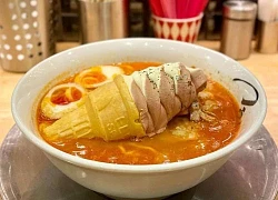 Mì ramen ăn kèm kem ốc quế