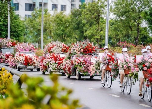 Valentine 2022: Màn tỏ tình ấn tượng vừa diễn ra tại Hà Nội với 99.999 bông hồng