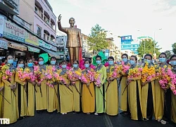 Hàng nghìn người tham gia Lễ hội Tết Nguyên tiêu đầy màu sắc ở TPHCM