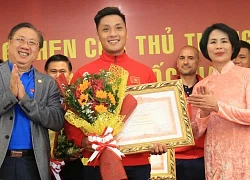 Hồ Văn Ý nhận bằng khen của Thủ tướng trước thềm trao giải Quả bóng vàng 2021