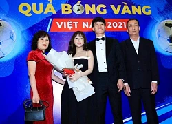 Hoàng Đức cùng bố mẹ và bạn gái rạng rỡ trên thảm đỏ Gala Quả bóng vàng Việt Nam 2021