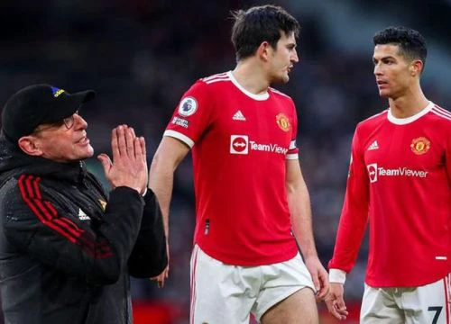 Maguire làm gì khi bị ép nhường băng đội trưởng MU cho Ronaldo?