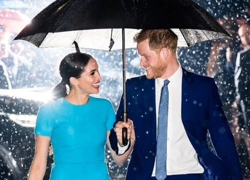 Meghan ứng xử kém duyên ngay giữa chốn đông người khiến Harry bị chê cười