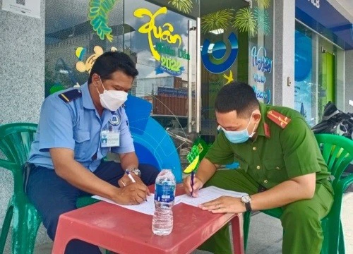 Nhân viên ngân hàng bấm chuông báo động, tên cướp có súng vội vàng chạy