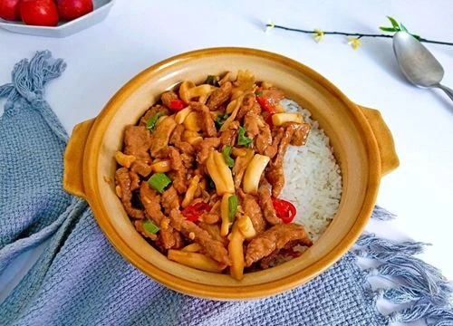 Cơm bò xào nấm cho bữa trưa cuối tuần nhanh gọn mà chất lượng