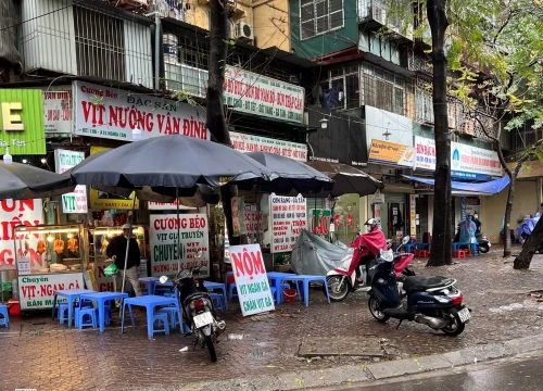 Hàng quán Hà Nội ngày rét kỷ lục: Ế ẩm dưới cái lạnh 8 độ C, chắc dân tình đang ở nhà trùm chăn hết rồi!