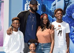 LeBron James khổ sở chạy trốn fan nữ: Hành động cực "chảnh" nhưng cớ sao lại ngọt ngào thế?