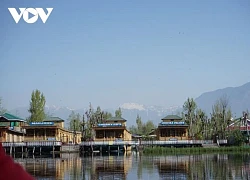 Nghỉ nhà thuyền trên dãy Himalaya