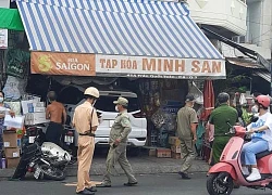 TP.HCM: Nữ tài xế lái ô tô 7 chỗ đâm vào tiệm tạp hóa, nhiều người bỏ chạy thoát thân