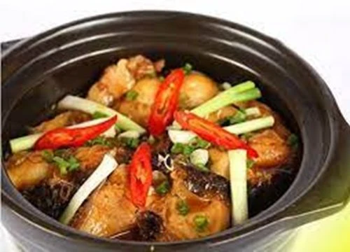 Bữa tối đơn giản và bình dị với cá kho tộ và bắp cải luộc