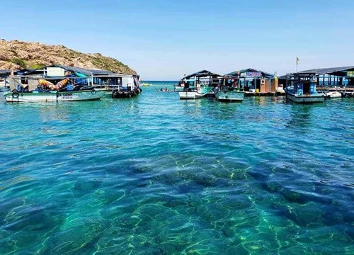 Hít thở 'vitamin sea', lặn ngắm san hô, chinh phục núi đá tại Hòn Khô