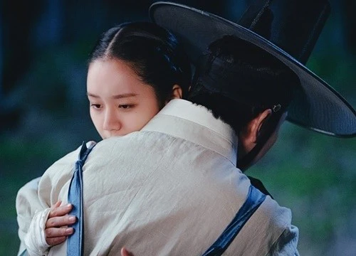 'Moonshine' tập 15: Vừa lộ khoảnh khắc ngọt ngào cùng Hyeri, Yoo Seung Ho đã rơi vào tình cảnh khốn đốn?