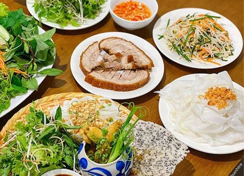 Trưa nay ăn gì: Đậm đà bánh ướt heo quay đất cố đô