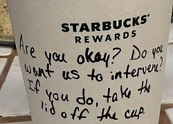 Bị kẻ lạ mặt tiếp cận, cô gái an tâm nhờ dòng chữ nhân viên Starbucks viết trên cốc