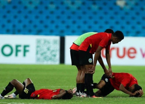 Cầu thủ Timor Leste gục ngã, bật khóc khi thua U23 Việt Nam trên chấm phạt đền ở bán kết U23 AFF Cup 2022