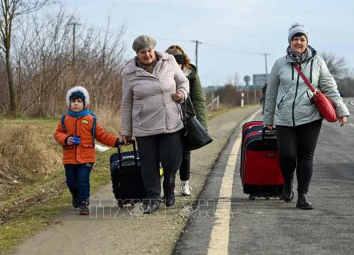 Dòng người tị nạn từ Ukraine tiếp tục đổ về biên giới các nước EU