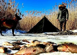 Sinh tồn khi dòng sông đóng băng, người đàn ông đục những lỗ nhỏ: Bất ngờ ở bên dưới!