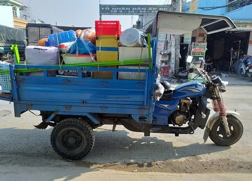 Thanh niên ngang nhiên trộm đồ trên xe ba gác dừng chờ đèn đỏ, camera "bắt quả tang"