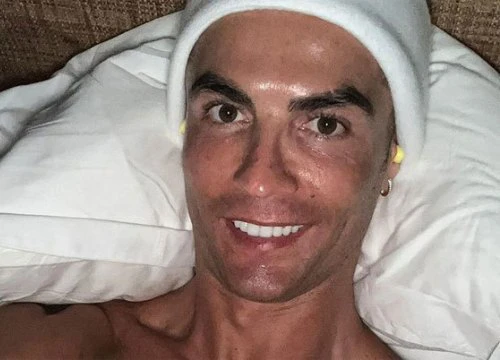 Cả triệu người xem trực tiếp Ronaldo... tắm