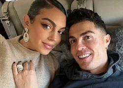 Chán nản sau trận cầu thất vọng của MU, Ronaldo đưa bạn gái lên chuyên cơ đi giải khuây