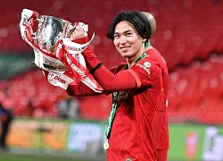 Hành động đẹp của Minamino trong lễ ăn mừng vô địch League Cup