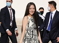 Jisoo liên tiếp chọn váy suông đi show Dior, hóa ra nguyên nhân ở đây