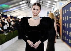 Lâu lâu mới được bữa ăn diện mà Selena Gomez lại gặp đúng sự cố "trời đánh", bù lại cách xử lý cưng quá ta ơi