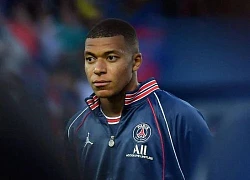 Người hâm mộ PSG treo băng rôn xin Mbappe ở lại