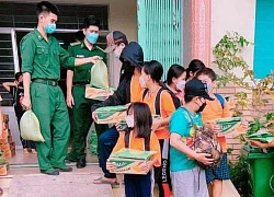 Tặng quà học sinh lớp học tình thương