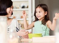 Thấy bạn nữ định ăn trưa, cậu bé làm ngay 1 hành động khiến người lớn phải "chạy xa": Tương lai nhất định ga lăng lắm!