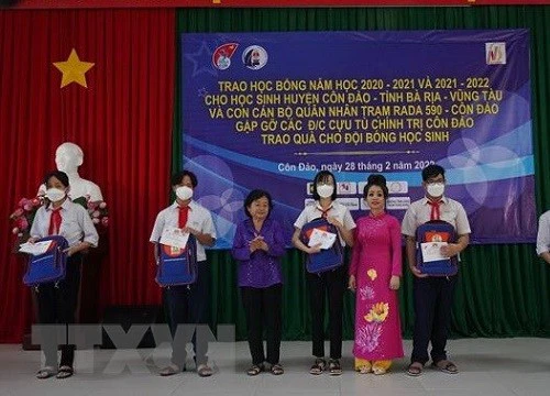 Bà Rịa-Vũng Tàu: Trao học bổng Vừ A Dính cho học sinh Côn Đảo