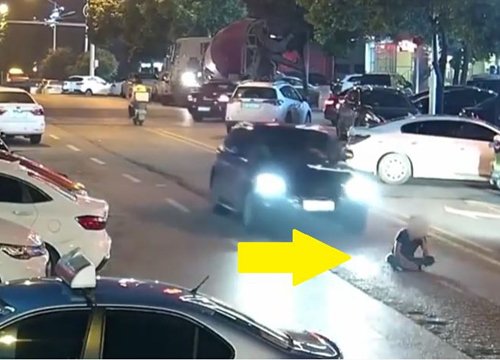 Clip: Ngồi nghe điện thoại giữa đường, thanh niên bị Audi đâm trúng