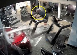 Clip: Nữ tài xế lái xe Mercedes tông thẳng vào phòng tập gym