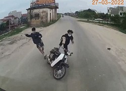 Clip: Suýt bị ô tô tông trúng, 2 thanh niên vứt xe bỏ chạy thoát thân