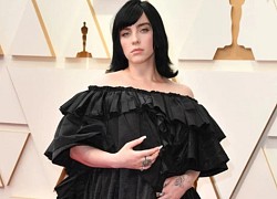 Đứng giữa thảm đỏ Oscar, Billie Eilish mặc chiếc váy như muốn trút tai ương lên đầu antifan của mình