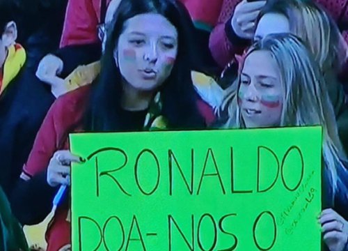 Fan nữ Bồ Đào Nha xin... giống của Ronaldo