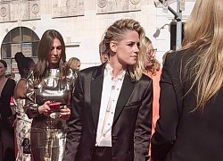 Không chỉ Oscar 2022, Kristen Stewart mặc quần short đi muôn vàn thảm đỏ, nhìn xuống dưới mới thấy lý do quá chính đáng